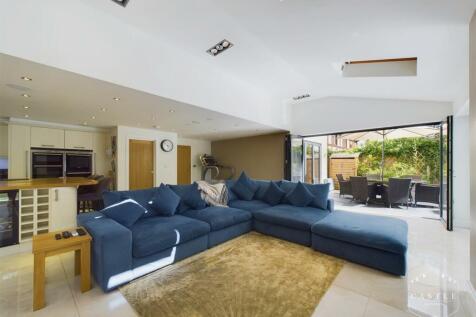 STUNNING OPEN PLAN LIVING KITCHEN
