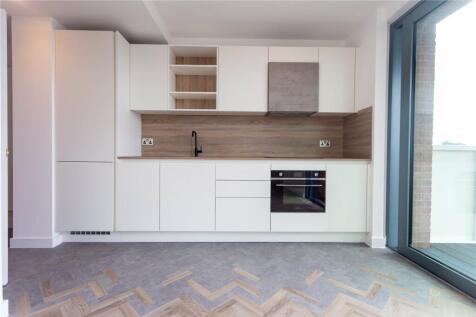 Super studio apartment with large balcony and stunning views of Canary Wharf situated on the 6th floor. The property is ultra modern and has access to a cinema room and 24 hour concierge.