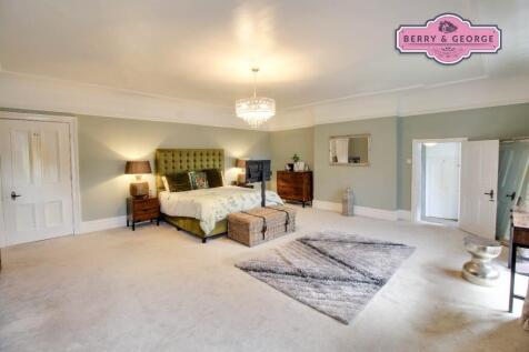 MAIN BEDROOM