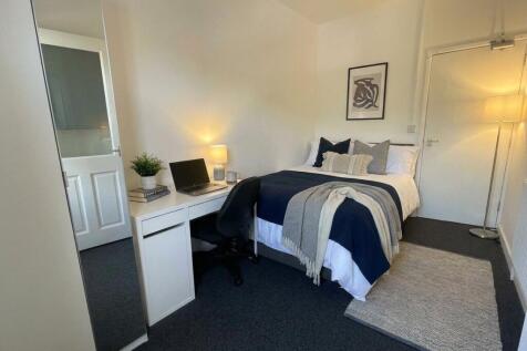 Key features: 9 bedrooms in a shared house, 3 bathrooms, dishwasher, amazing city center location. Singles and small groups may apply! Available ASAP. Within the heart of city centre, this large 9 bed