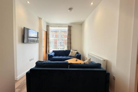 4 Bedroom House in LL57 2SW