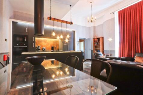Elegant 2-bed apartment in Durdham Park with high ceilings, parking & all bills included. Walk to Whiteladies Road & the Downs.