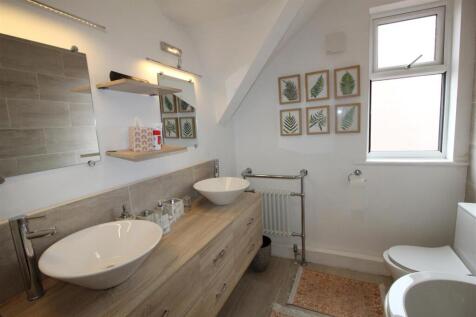 family bathroom 2.JPG