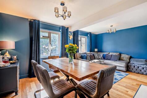 Sitting/Dining Area