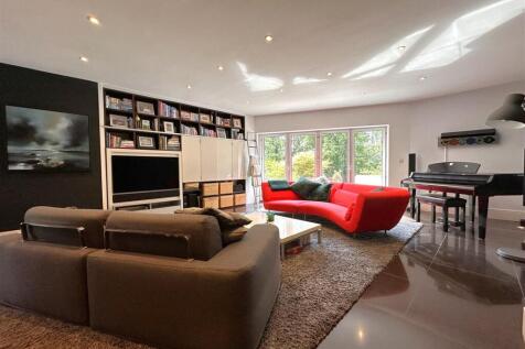 Living Space With Bi-Fold Doors 812