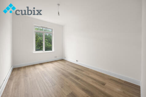 Well-presented 2-bedroom second-floor flat on Old Kent Road, SE1. Offering 450 sq ft of living space in a secure building, available furnished or unfurnished. Ideally located near London Bridge, Eleph