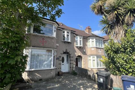 ROOM TO LET. Park Avenue, Park Royal, London, NW10 7EX Oaktree West London is delighted to present a selection of furnished ROOMS to rent in this semi-detached house, ideally located in the sought-aft