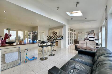 L SHAPED KITCHEN/DINER