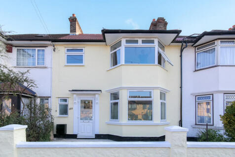 Available now, all bills included. Cosy furnished room available in a friendly house, with all bills included. The property also benefits from a private garden and is conveniently located close to loc