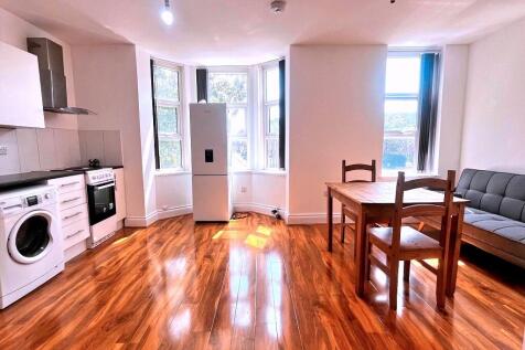 Modern 1-bedroom flat on Washwood Heath Road, featuring an open-plan kitchen, laminate flooring, and furnished comfort. Conveniently located near transport links, schools, and shops. Available immedia