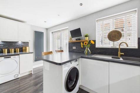 CAM03729G0-PR0079-STILL011