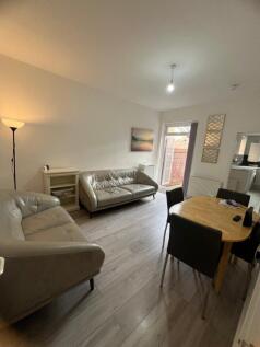 STUDENTS ONLY - Rooms from £625 per person per month - Available from 31-08-2026 FULL GROUPS OF 4 ONLY Student accommodation available from 20th August 2025@ £143PPW.
4 Bedroom House with Two bathroom