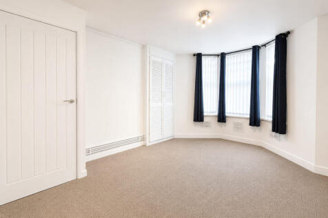 This spacious, one-bedroom basement flat is situated in the popular area of St George, just a short distance from local shops, cafés, and excellent transport links into Bristol City Centre. Offered un
