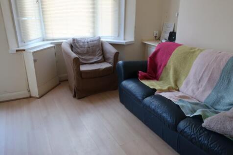 STUDENT RENTAL PROPERTY, BILLS INCLUDED, AVAILABLE FROM SEPTEMBER FOR ACADEMIC YEAR 2026-27, A COSY 3 BEDROOM, 1 BATHROOM PROPERTY LOCATED ON A QUIET AVENUE JUST OFF DAWLISH RD CLOSE TO THE BRISTOL RD