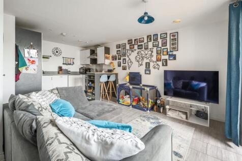Chigwell Road, E18