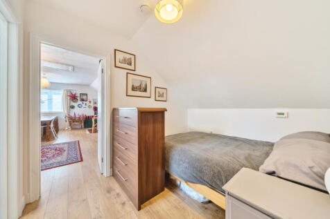 Annexe: Interconnecting Bedroom 2