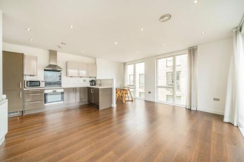 A well-presented contemporary apartment with direct river views. Boasting bright and airy rooms, plus a large private terrace. An open-plan kitchen-living room, with wooden flooring and two carpeted b