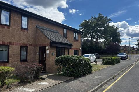 Delightful 2 bedroom ground floor purpose built flat located in a sought after development close to all local shopping facilities, local schools and Charlton BR station.