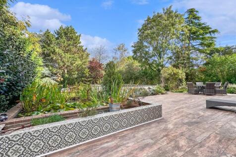 Raised Entertainment Terrace With Pond 917