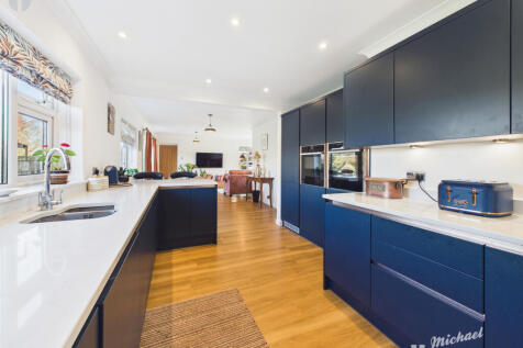 CAM03852G0-PR0553-STILL004