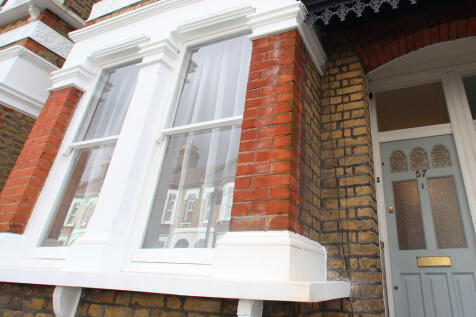 A one bedroom purpose built Victorian maisonette with own entrance and south facing patio. Located on this popular road, a short stroll to both Kingsland High St and Stoke Newington Church St, so perf