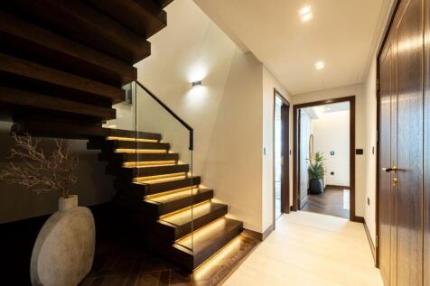 2 bed, 3 bath Apartment in Manchester - Photo 2
