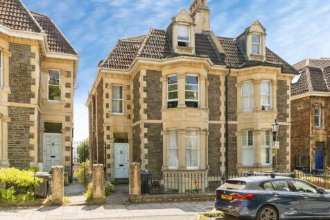 Contemporary 1-bedroom furnished house with versatile room let option. This stylish property boasts modern features and ample natural light. Situated in a sought-after location, this home offers conve
