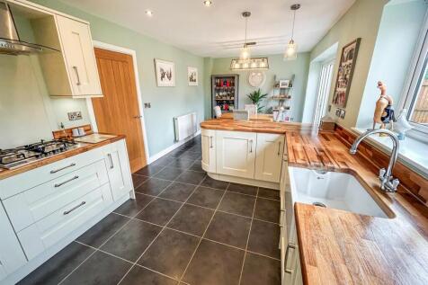 Kitchen/ Dining Room