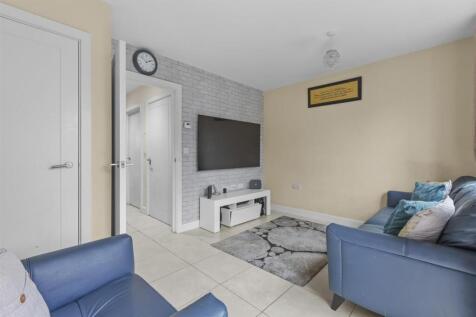 10 Hillview Gardens, HP13 6GW-8.jpg
