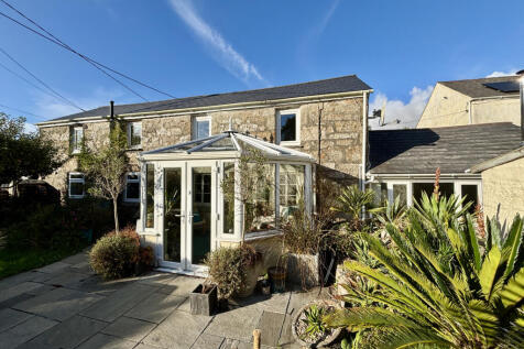A 4 Bedroom Detached House for Sale With Cottage