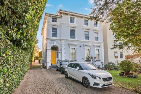 2 Bedroom Flat in GL52 3AB
