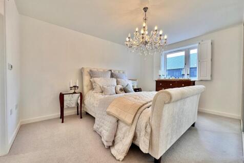 Bedroom 2 (En-suite)
14