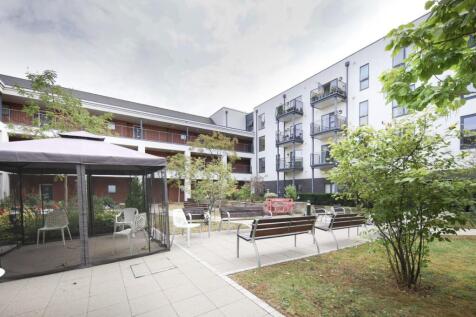 150 Queensway Court_-17.jpg