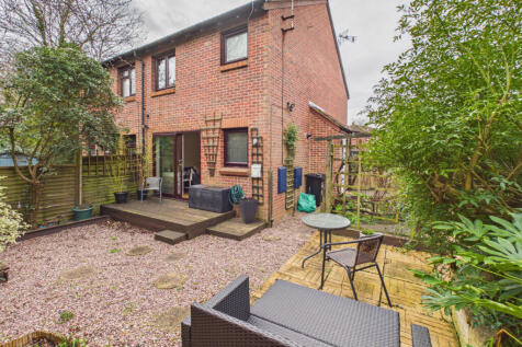 1 bed end of terraced house for sale Larks Meade,