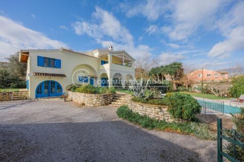 Parking area to house/pool