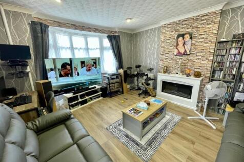 25 Elmroyd Ave Lounge.jpg