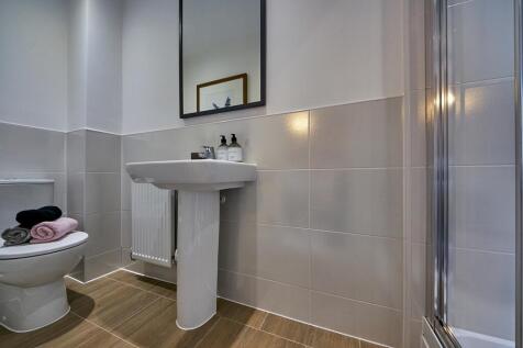 En suite to the main bedroom with shower