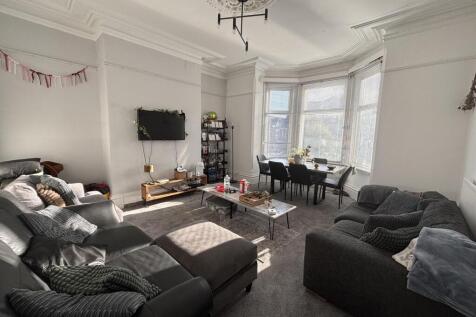 Bright, well-presented living room with large b...