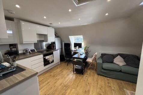 **VIDEO TOUR AVAILABLE** A WELL PRESENTED ONE BEDROOM UNFURNISHED TOP FLOOR FLAT WITH LOVELY VIEWS AND CLOSE TO GLOUCESTER ROAD. Ideal for a single professional or couple.