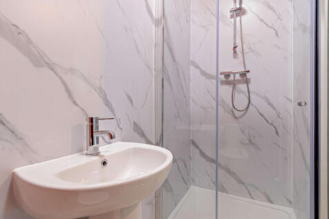 Bedroom 6 Ensuite