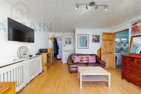Living room at beckton for sale at E6 by Barrain L