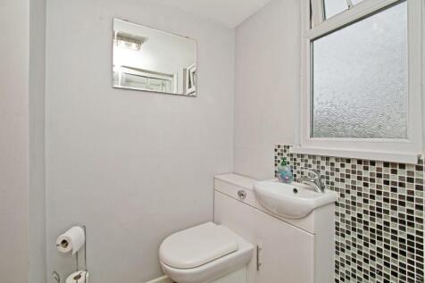 Ff Shower/Cloakroom