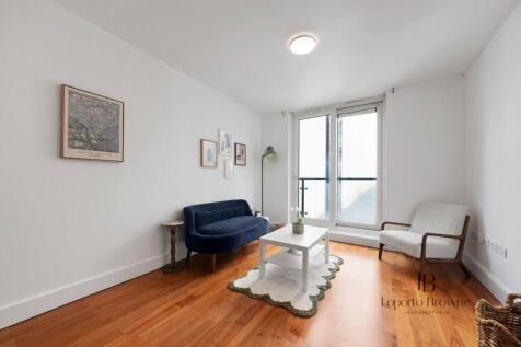 Set within an exceptional modern development in the heart of Paddington Basin, this well-presented one-bedroom apartment offers comfortable living in one of Central London’s best-connected locations.