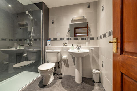 8 bed, 8 bath Detached in Leeds - Photo 24