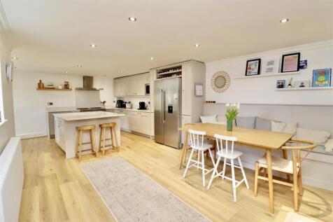 BREAKFAST KITCHEN - DINING ROOM