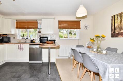 MIDDLE FLOOR KITCHEN DINER