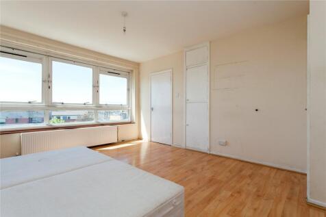 Larger than average studio flat for rent, situated on the 4th floor of a well-maintained purpose built development ideally situated for Caledonian Road station and within easy reach of Kings Cross Int