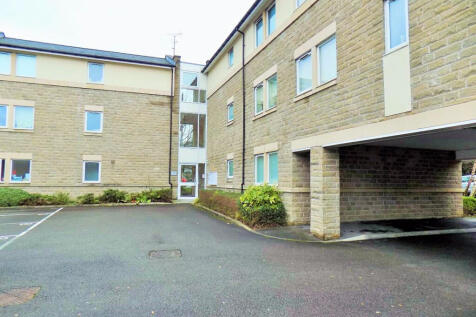 Fully Furnished Ground Floor modern 2 double bed apartment with open plan living space, breakfast bar, appliances. Juliet Balcony. 2 Double bedrooms one with En-Suite. Modern family bathroom. Parking