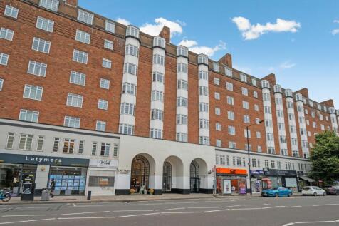 Willmotts are delighted to present this spacious three-bedroom, two-bathroom apartment apartment, in the ever-popular 1930s mansion block, Latymer Court. This well-proportioned property offers three g