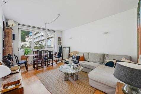 Perfectly positioned on a beautiful garden square, this well-presented one-bedroom apartment is situated on the first floor of a modern, well-maintained building with lift access.